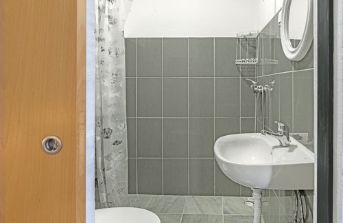 Sines House | Private Bedroom 'Quarto Triplo 2' with Private Terrace and Wi-Fi