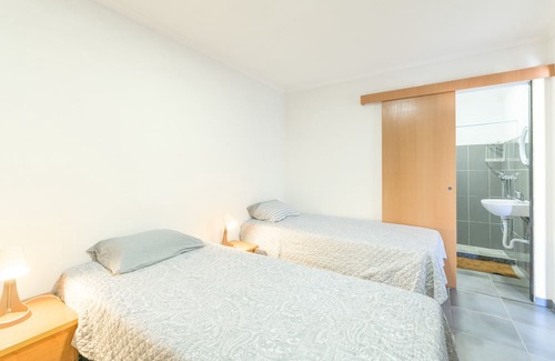 Sines House | Private Bedroom 'Quarto Triplo 2' with Private Terrace and Wi-Fi