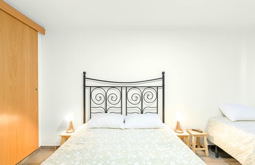 Sines House | Room 'Quarto Triplo Conforto 2' with Private Terrace and Wi-Fi