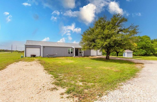 Salado House | Charming barn with 2 bedrooms and WiFi, AC in Salado