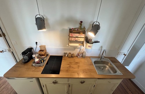 Tilly-sur-Seulles Apartment | Appartement Équipé au Manoir des Lys, Esprit Cocottes, vue sur la Campagne !