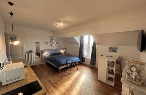 Tilly-sur-Seulles Apartment | Appartement Équipé au Manoir des Lys, Esprit Cocottes, vue sur la Campagne !