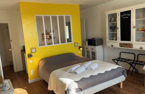 Tilly-sur-Seulles Apartment | Appartement Équipé au Manoir des Lys, Esprit Cocottes, vue sur la Campagne !