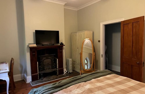 Upper Wakefield Cottage | This quaint and elegant cottage is your retreat in the heart of charming Auburn!