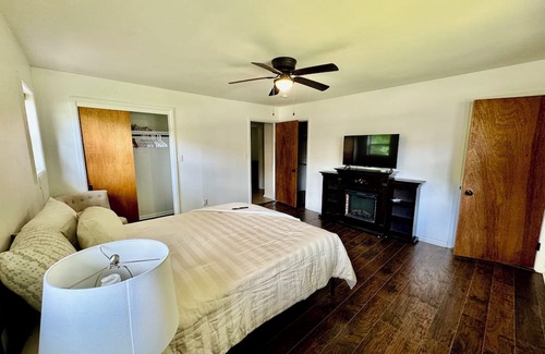 Clarksville House | Spacious and Stylish 4bd house with large backyard near campus, downtown, trails