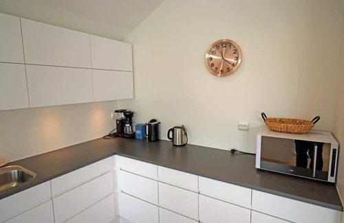Vestbygd House | Holiday home 'Seaside' in a spectacular location directly by the sea in Borhaug-Borshavn on Listafjorden, Farsund municipality, southern Norway, 10 adults and 3 kids, new build 2017, plot directly between harbor and sea, panoramic windows and terr.