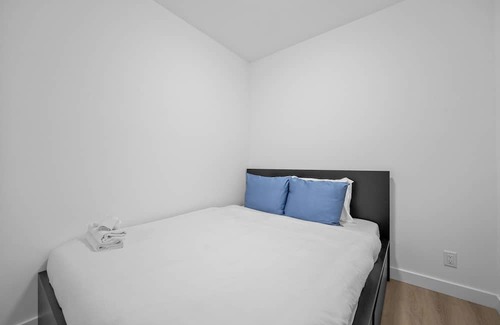 Crescent Heights Apartment | Walk to Saddledome | Calgary Tower View | Rooftop Patio