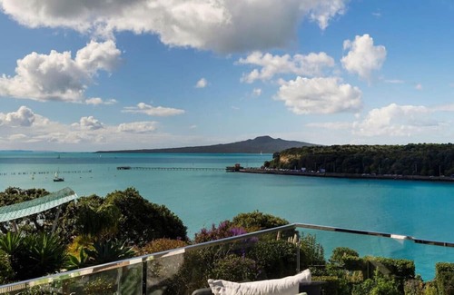 Orakei Apartment | Stunning Luxury Apt with Panoramic Ocean Views and Spa