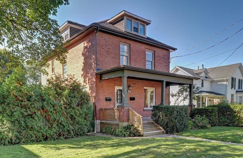 Cambridge Apartment | Charming Cambridge Retreat: Modern 2BR with Parking, Steps from Shops & Dining