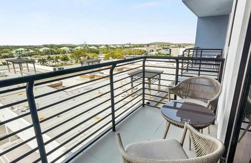 Doral Condo | Sleek Doral Haven: Studio Comfort