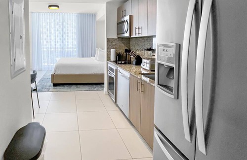 Doral Condo | Sleek Doral Haven: Studio Comfort