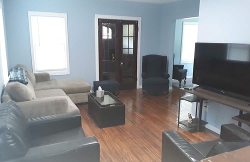 Waterloo House | Charming 3-bedroom house in beautiful Waterloo with WiFi, AC. Near many wineries