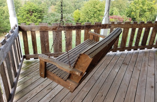 Palestine House | Serenity Ridge Relaxing family getaway with a view.