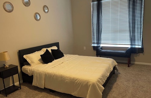 Midtown Apartment | Emerald Gem N Midtown! 8 minutes from everything in downtown/midtown houston!