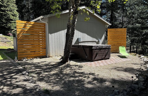 Amboy House | Cozy Glamping RV Hot Tub, Fire Pit & Nature Escape
