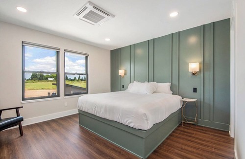 Fennville House | Spacious Vineyard Guest House