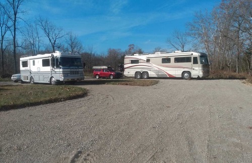 Macomb RV Rental | RV sites with river access.