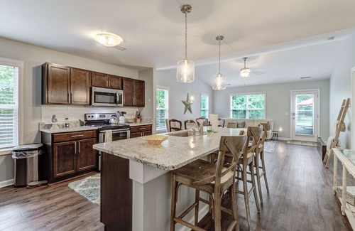 Ogden House | Modern Townhome, Sleeps 6, Mins to Beach, Restaurant, & Shops
