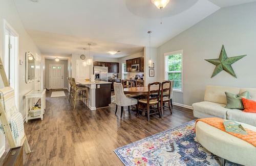 Ogden House | Modern Townhome, Sleeps 6, Mins to Beach, Restaurant, & Shops