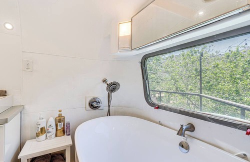Kaweah Apartment | Retro Airstream w/ Hot Tub, 8 Mi to Sequoia NP!