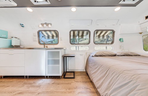 Kaweah Apartment | Retro Airstream w/ Hot Tub, 8 Mi to Sequoia NP!