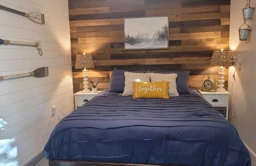Lynn Cabin | Lakeshore Cottage Lake Lanier | Privacy, Free Wifi