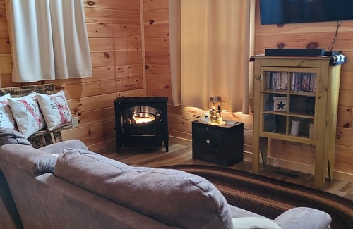 Nelsonville Cabin | The perfect location for the Hocking Hills, or Scenic Railway, of Nelsonville.