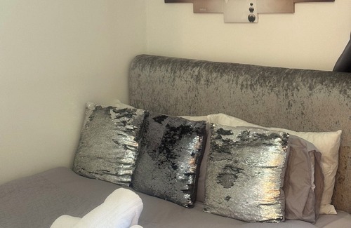 Broxbourne House | Lux 1 bedroom and 1 private bathroom in a shared flat cheshunt Broxbourne