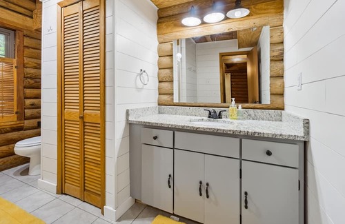 Fleming Cabin | Charming dog-friendly cabin w/ amazing lake views near Savannah