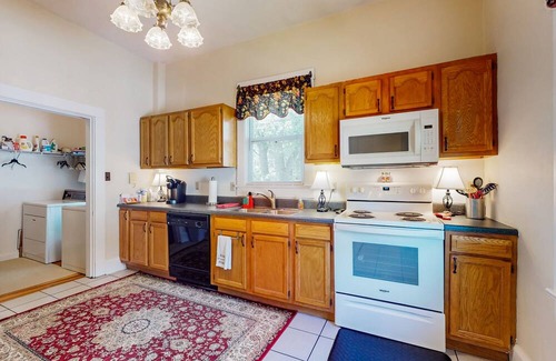 Maryville Condo | Cozy condo with private W/D, wifi + screened-in balcony
