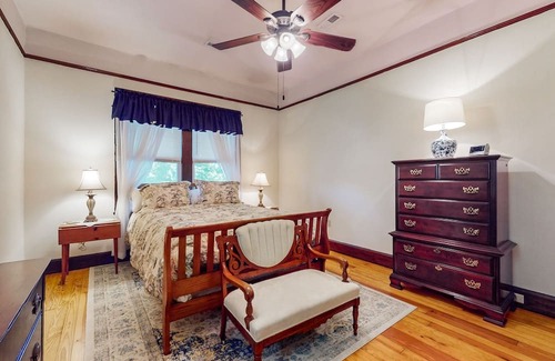 Maryville Condo | Cozy condo with private W/D, wifi + screened-in balcony