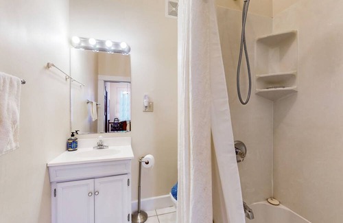 Maryville Condo | Cozy condo with private W/D, wifi + screened-in balcony
