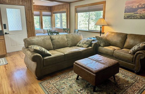 Cascade Cabin | Cozy Cabin near Lake Cascade!