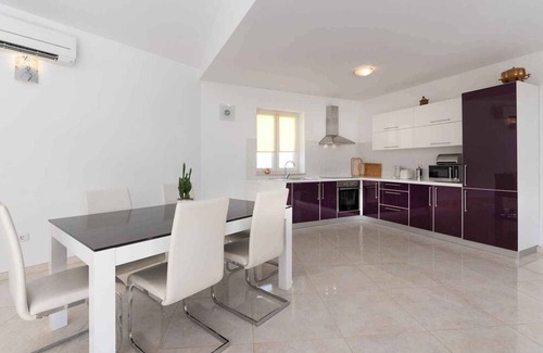 Nova Vas Villa | Villa with pool and air conditioning