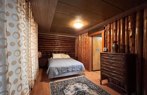 Rawdon House | Rustic Chalet