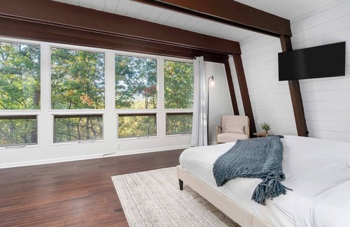 Massanutten Ski Chalet | 6BR Modern Massanutten Chalet with Hot Tub, Sauna
