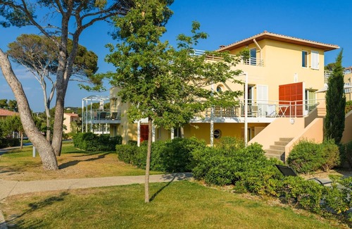 Le Brusc Apartment | Nice Apartment With Sleeping Cabin in the Provence