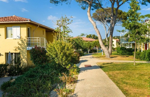 Le Brusc Apartment | Nice Apartment With Sleeping Cabin in the Provence