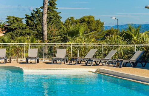 Le Brusc Apartment | Nice Apartment With Sleeping Cabin in the Provence
