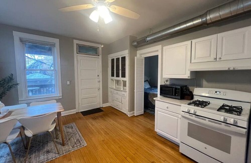 Bucktown Apartment | Cute and Charming Bucktown 2 bedroom! Great Location!