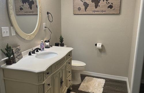 Port Neches House | 5 min to water, everything new, spacious barndo in Port Neches!
