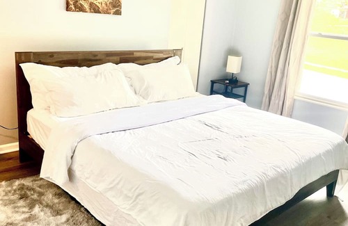 Olathe House | Pet friendly 3bdr with King
