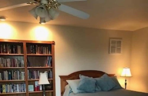 Cascade Apartment | cozy, quiet with Mountain View’s . Super friendly hosts.