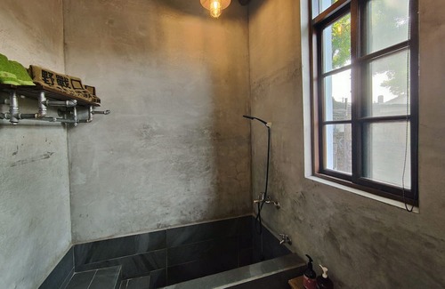 Fengshan District House | 親手修復的歷史眷村小屋，帶有熱水大浴缸復古套房，住在歷史保存區中，3分鐘到擁有260年歷史廟宇，5分鐘到熱門美食區