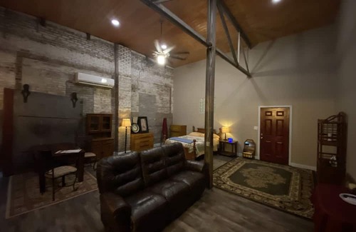 McComb Apartment | Executive/Corporate Short Term 1950’s Art Deco Classic