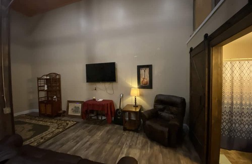 McComb Apartment | Executive/Corporate Short Term 1950’s Art Deco Classic