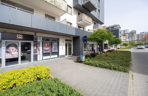 Fabryczna Apartment | Bright Apartment With Balcony by Renters