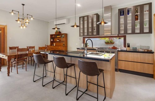 Woodville Park House | Stanley Stay - Central Location, 3 bdrm, WiFi, pizza oven, fully enclosed yard