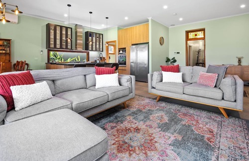 Woodville Park House | Stanley Stay - Central Location, 3 bdrm, WiFi, pizza oven, fully enclosed yard