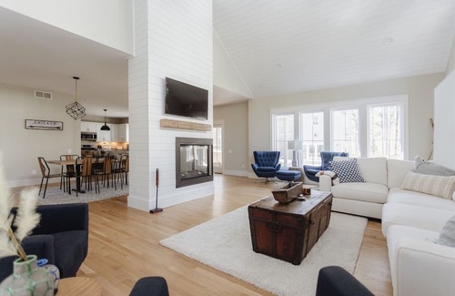 Lakeside House | Amazing beach house with guest house, pool, walk to beach
